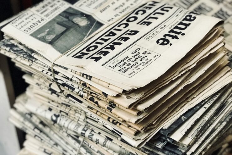 Photo of a stack of French language newspapers
