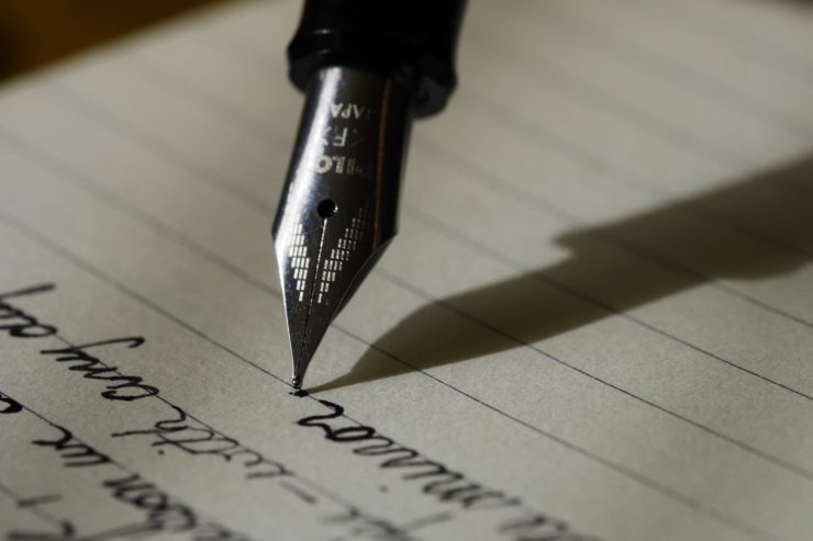 photo of a fountain pen writing